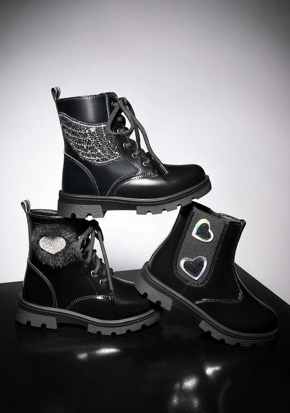 Botas-Conguitos Botas Femininas Com Coracoes Pretos Em Couro Envernizado